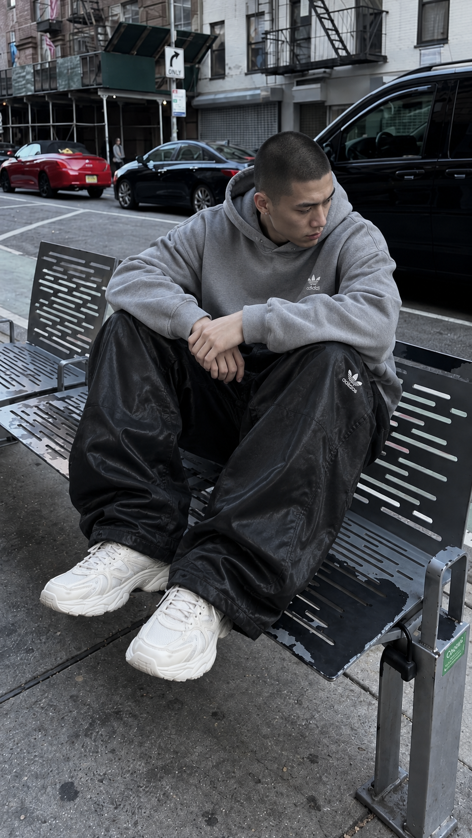 Hose von Adidas, auf der Strasse